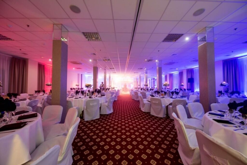 Sala bankietowa z nakrytymi stołami w Hotelu 500 Tarnowo Podgórne
