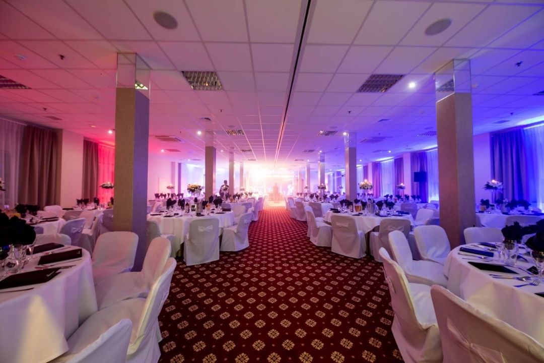 Sala bankietowa z nakrytymi stołami w Hotelu 500 Tarnowo Podgórne